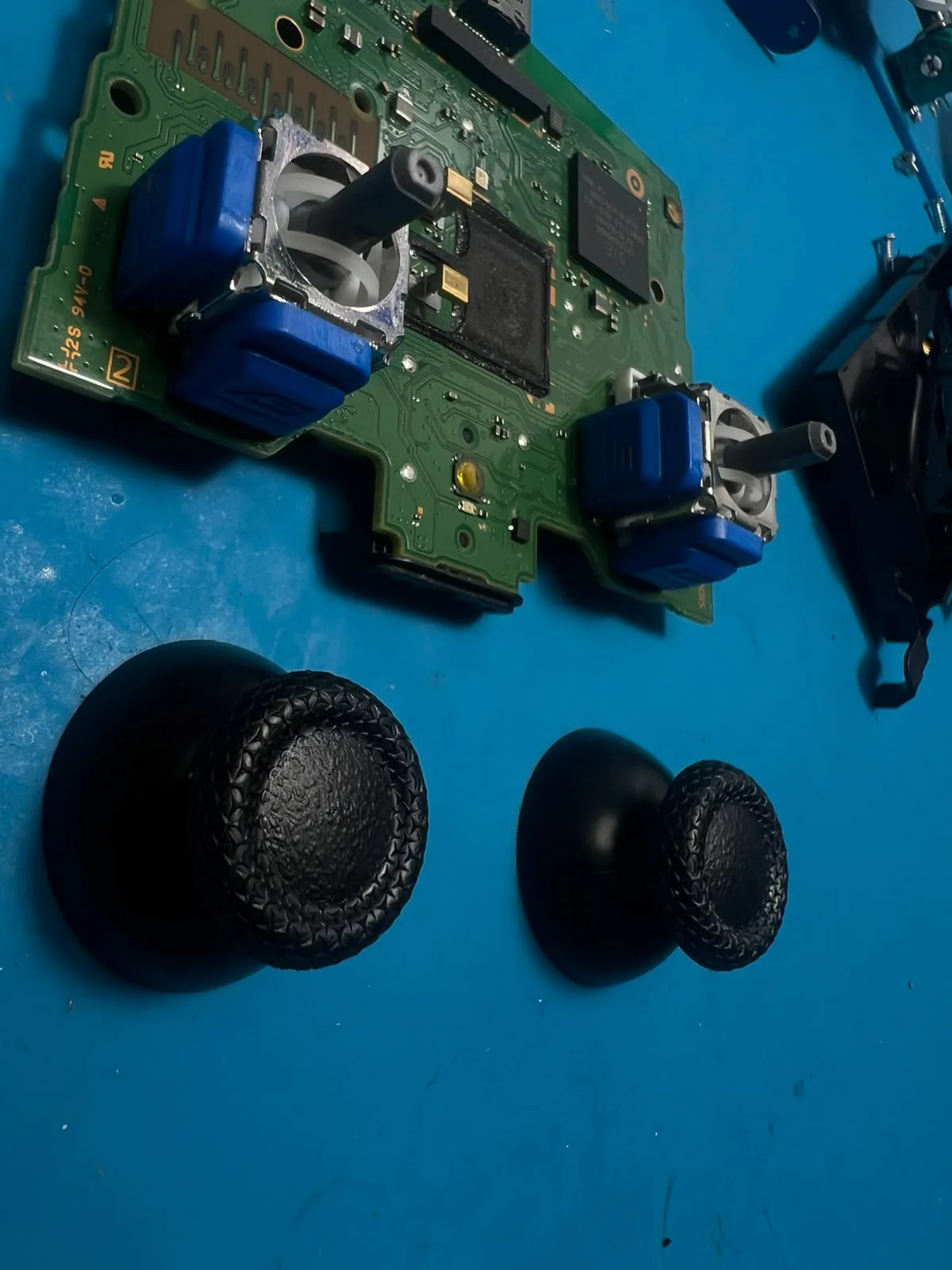 Joysticks magnéticos instalados en mando PlayStation 5