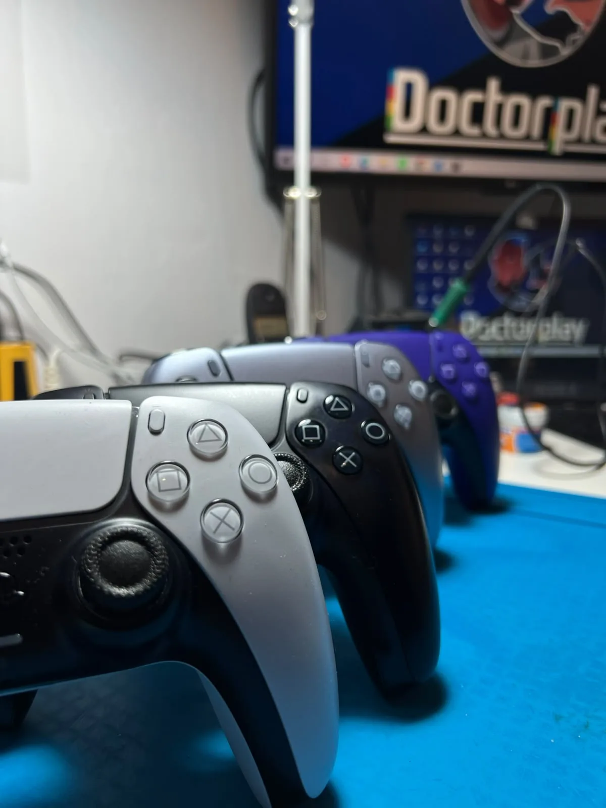 Mandos PlayStation 5 en reparación en el taller Doctor Play