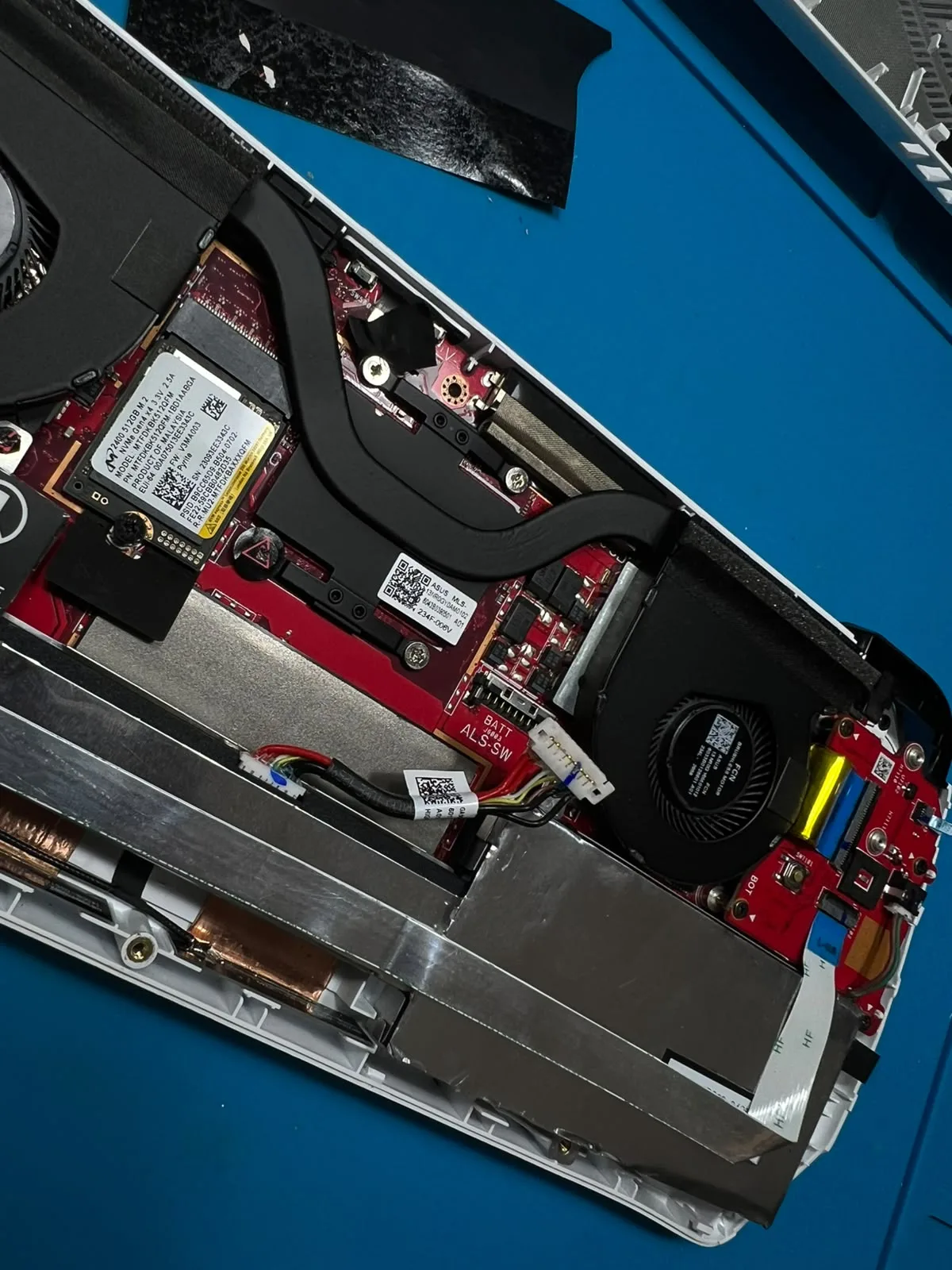 ROG Ally abierta durante una reparación en Doctor Play